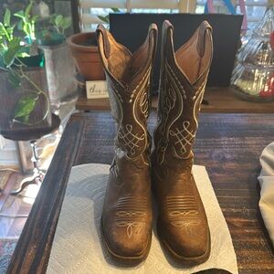 Valeria Brown Embroidered Square Toe Boots Size 5.5
